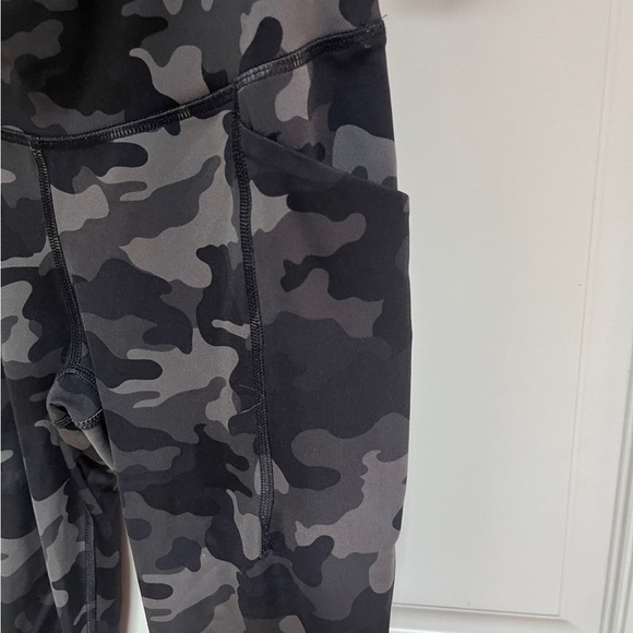 All in motion pockets high rise camo leggings size xs - Picture 2 of 4